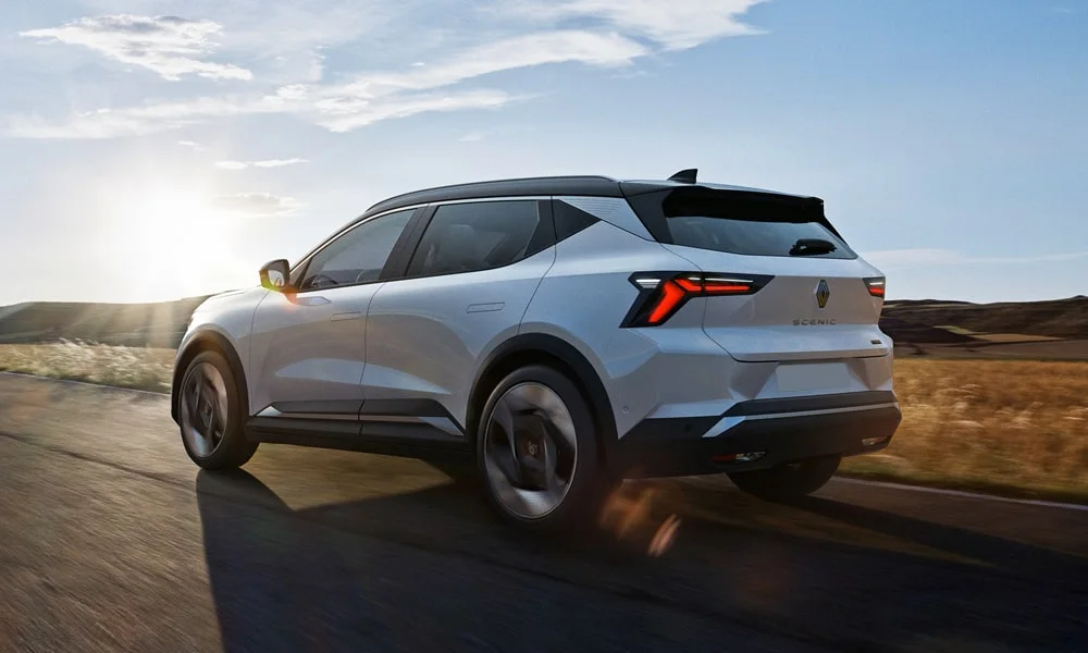 Фото Renault Scenic — вид сзади, фото 3. Графика фонарей, бампер и оформление пятой двери. Насадки выхлопа или их имитация внизу бампера различают версии Renault Scenic — вид сзади, фото 3