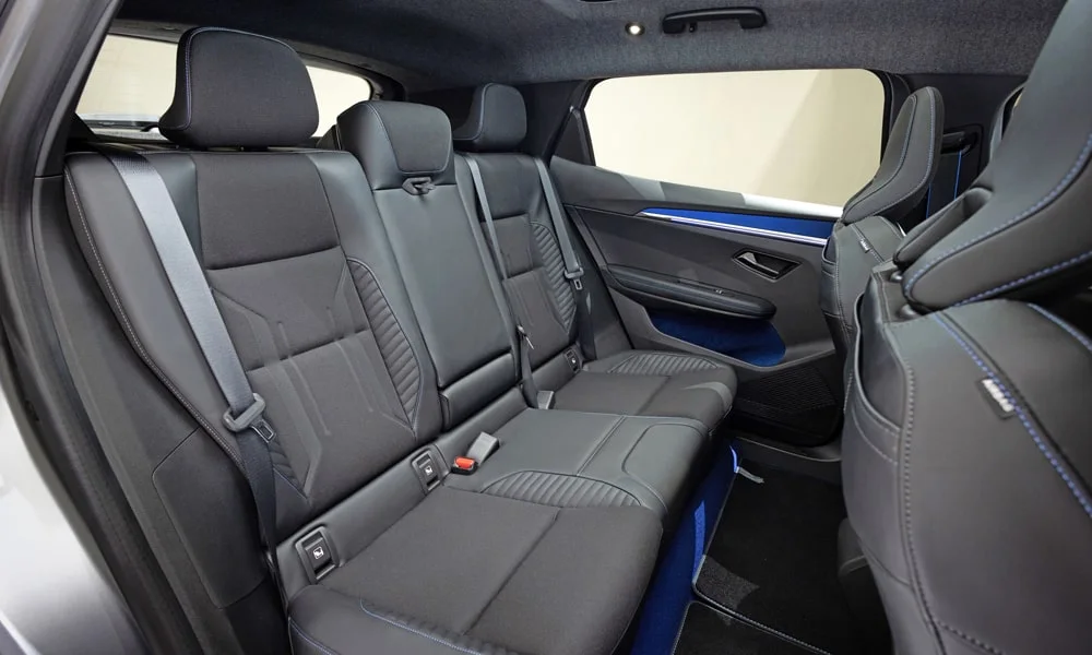 Фото Renault Scenic — задние сиденья. Посадка второго ряда: подголовники и подлокотник Renault Scenic — задние сиденья