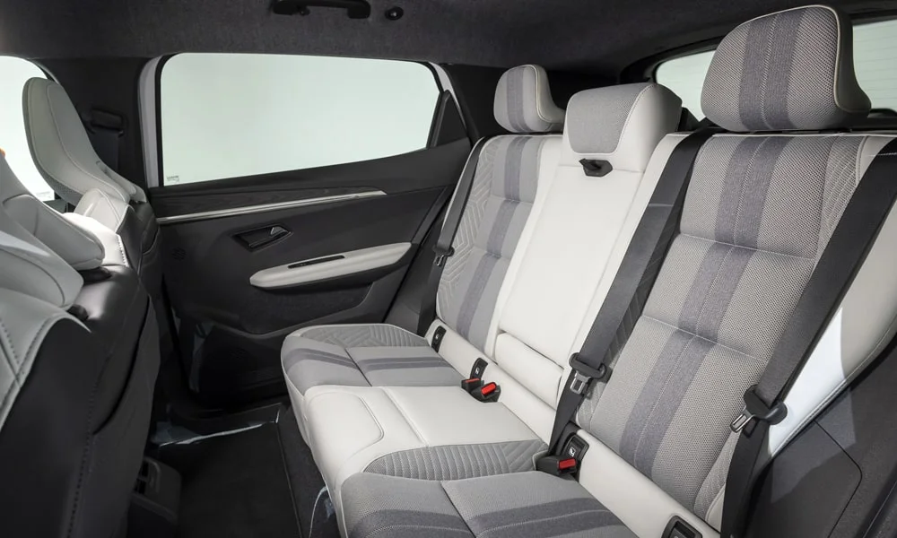 Фото Renault Scenic — задние сиденья, фото 2. Посадка второго ряда: подголовники и подлокотник. Спинки складываются под длинные грузы у большинства версий Renault Scenic — задние сиденья, фото 2