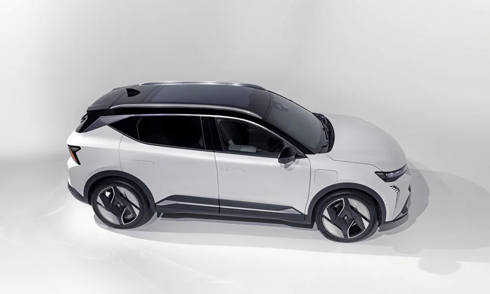 Фото Renault Scenic — крыша, фото 2. Крыша сверху: остекление, рейлинги и антенна-плавник. Панорамное стекло зрительно увеличивает салон; шторка спасает в жару Renault Scenic — крыша, фото 2