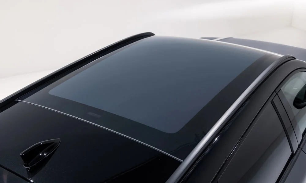 Фото Renault Scenic — крыша, фото 4. Крыша сверху: остекление, рейлинги и антенна-плавник. Панорамное стекло зрительно увеличивает салон; шторка спасает в жару Renault Scenic — крыша, фото 4