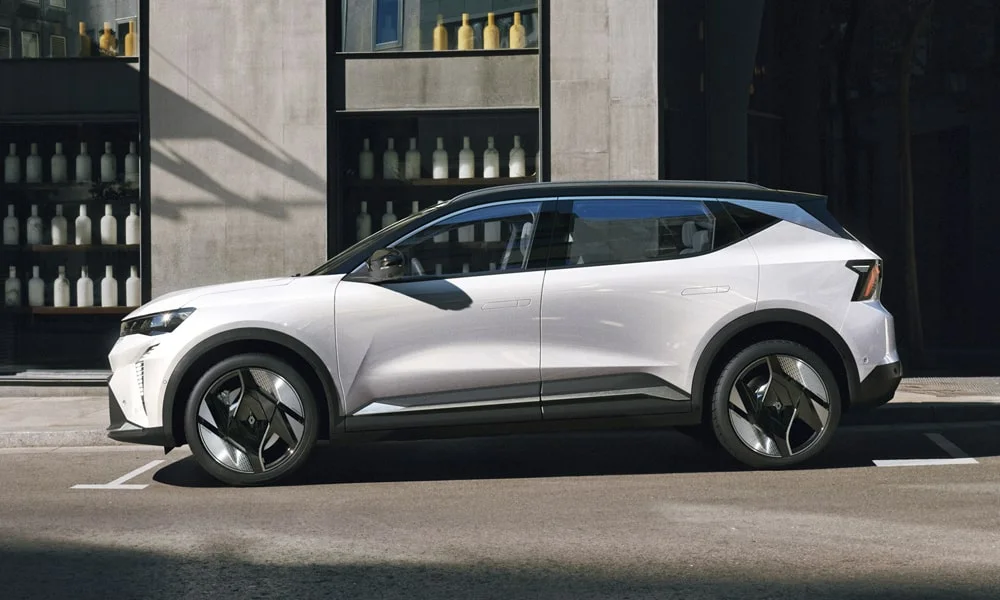 Фото Renault Scenic — вид сбоку, фото 3. Белый кузов в профиль — пропорции, высота посадки и дизайн дисков. Хромированные или чёрные молдинги окон отличают комплектации Renault Scenic — вид сбоку, фото 3