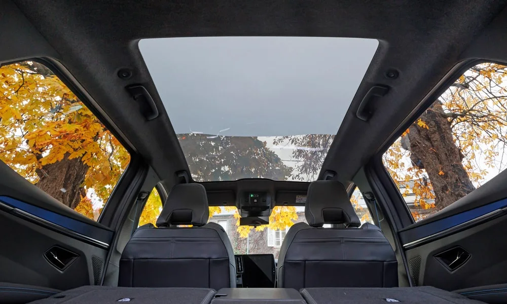 Фото Renault Scenic — панорамная крыша. Остекление крыши изнутри: света в салоне заметно больше Renault Scenic — панорамная крыша