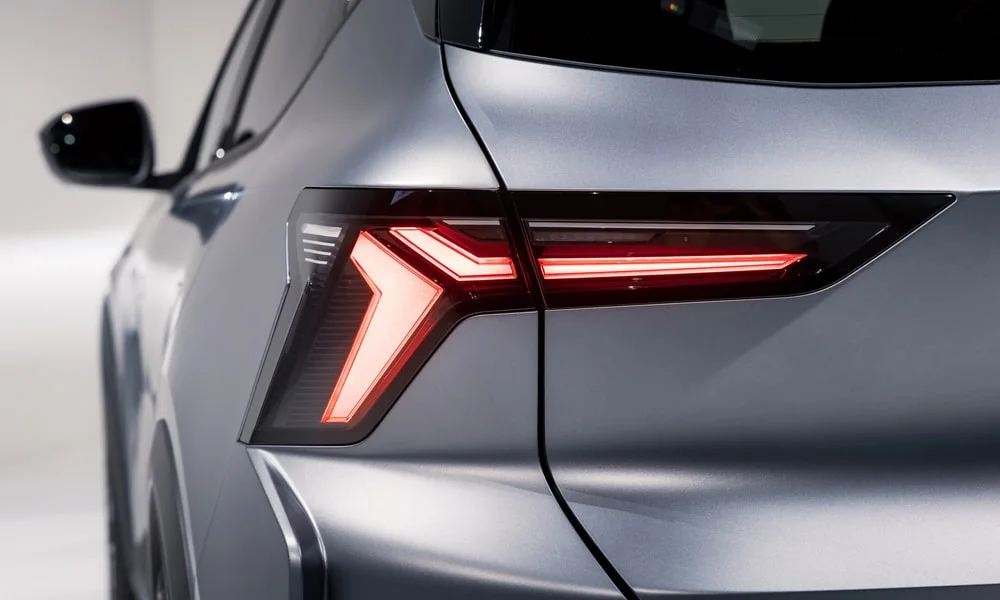 Фото Renault Scenic — задние фонари. Графика секций крупным планом — ночная подпись модели. Динамические поворотники с бегущей индикацией встречаются в старших комплектациях Renault Scenic — задние фонари