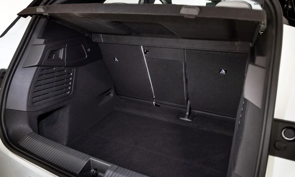 Фото Renault Scenic — багажник. Грузовой отсек с открытой дверью: погрузочная высота и ширина проёма. Электропривод двери с датчиком под бампером — руки заняты, багажник открыт Renault Scenic — багажник