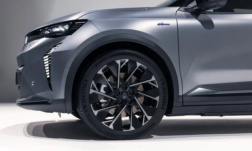 Фото Renault Scenic — колесо и диск. Дизайн спиц и профиль резины крупным планом. Рекомендованные размеры шин и давление — на табличке в проёме водительской двери Renault Scenic — колесо и диск