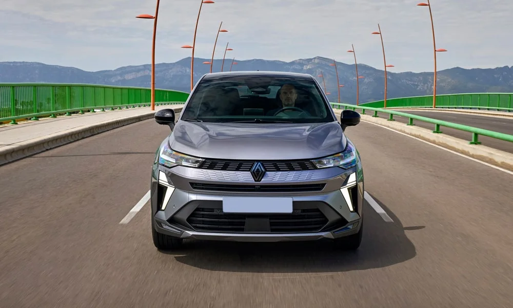 Фото Renault Symbioz (2024) — вид спереди, фото 6. Серебристый кузов, строгая симметрия оптики — базовый ракурс знакомства с дизайном Renault Symbioz (2024) — вид спереди, фото 6