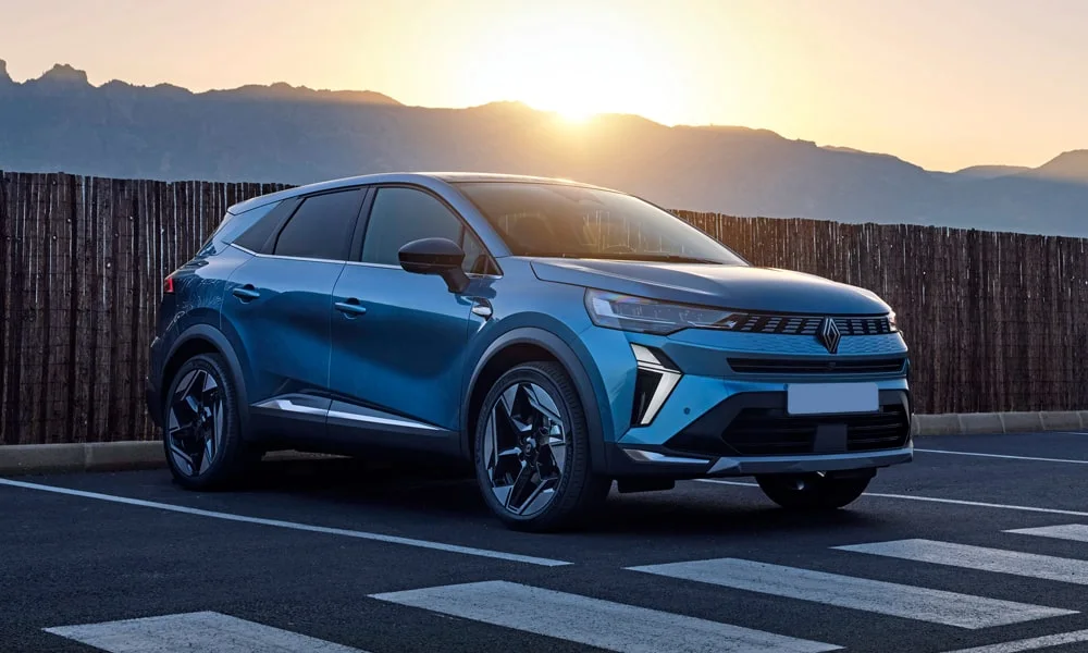 Фото Renault Symbioz (2024) — вид спереди, фото 9. Синий кузов, строгая симметрия оптики — базовый ракурс знакомства с дизайном. Дневные ходовые огни включаются автоматически с запуском Renault Symbioz (2024) — вид спереди, фото 9