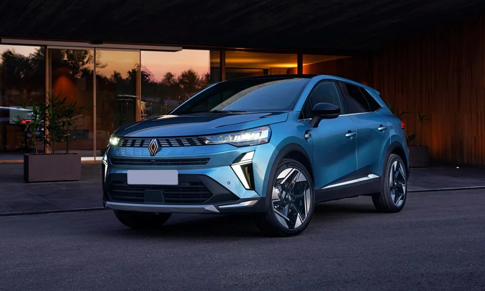 Фото Renault Symbioz (2024) — вид спереди, фото 10. Оптика, решётка и бампер — первое впечатление о модели. Рисунок ходовых огней — подпись модели, по нему её узнают в потоке Renault Symbioz (2024) — вид спереди, фото 10