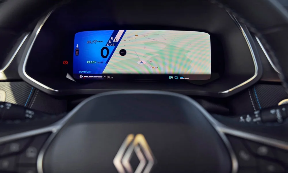 Фото Renault Symbioz (2024) — приборная панель. Скорость, запас хода и подсказки ассистентов перед глазами. Компоновка приборов настраивается в меню у большинства версий Renault Symbioz (2024) — приборная панель