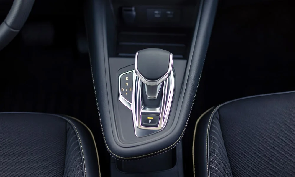 Фото Renault Symbioz (2024) — селектор коробки передач. Управление коробкой: компактный селектор освобождает место на тоннеле. Автохолд удерживает машину на светофоре без ноги на тормозе Renault Symbioz (2024) — селектор коробки передач