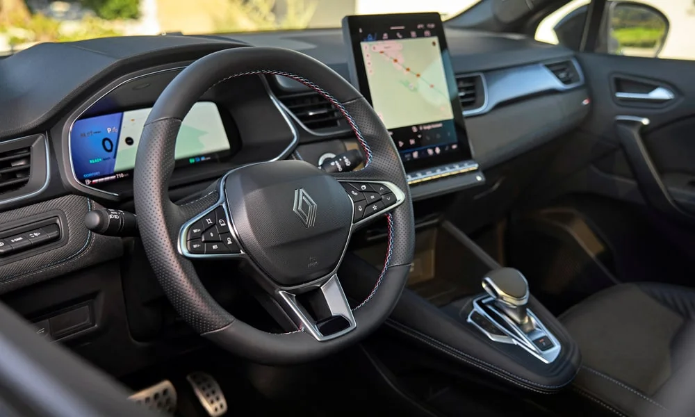 Фото Renault Symbioz (2024) — интерьер. Общий план салона: архитектура панели, консоль и кресла. Уровень отделки читается по стыкам панелей и мягким поверхностям в зонах касания Renault Symbioz (2024) — интерьер