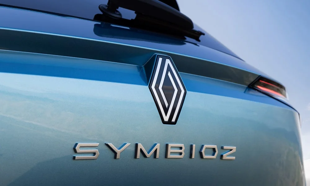 Фото Renault Symbioz (2024) — интерьер, фото 6. Общий план салона: архитектура панели, консоль и кресла. Светлая гамма зрительно расширяет салон, тёмная — практичнее в уходе Renault Symbioz (2024) — интерьер, фото 6