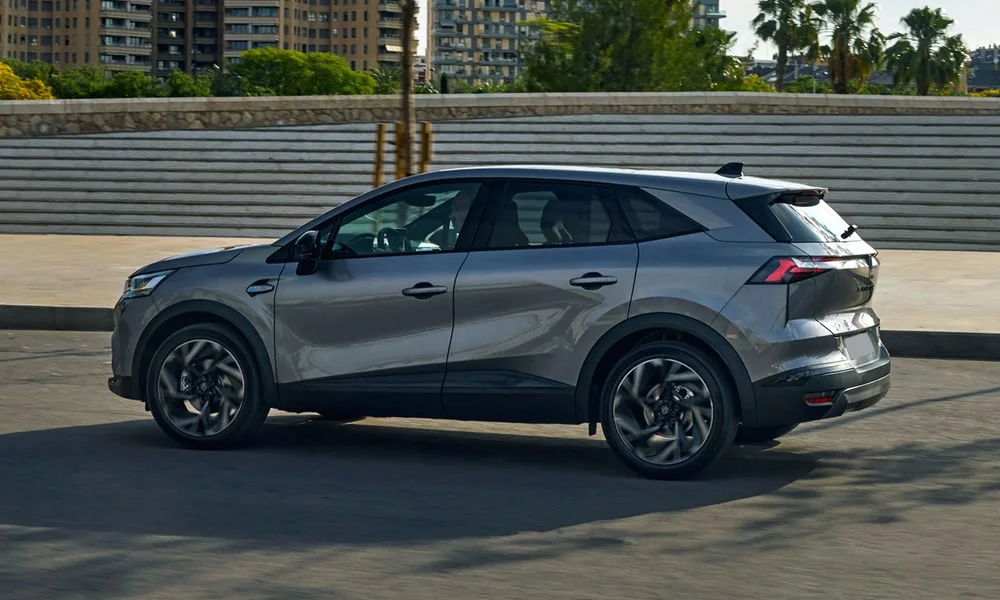 Фото Renault Symbioz (2024) — вид сзади, фото 4. Линия крыши, стойки и задняя дверь в сером исполнении Renault Symbioz (2024) — вид сзади, фото 4