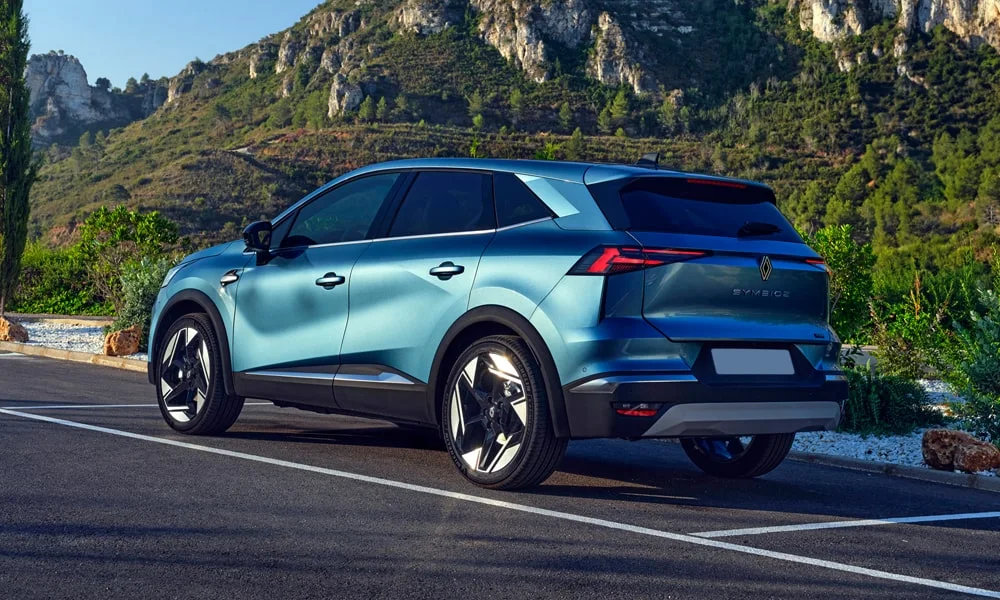Фото Renault Symbioz (2024) — вид сзади, фото 6. Линия крыши, стойки и задняя дверь в синем исполнении. Насадки выхлопа или их имитация внизу бампера различают версии Renault Symbioz (2024) — вид сзади, фото 6