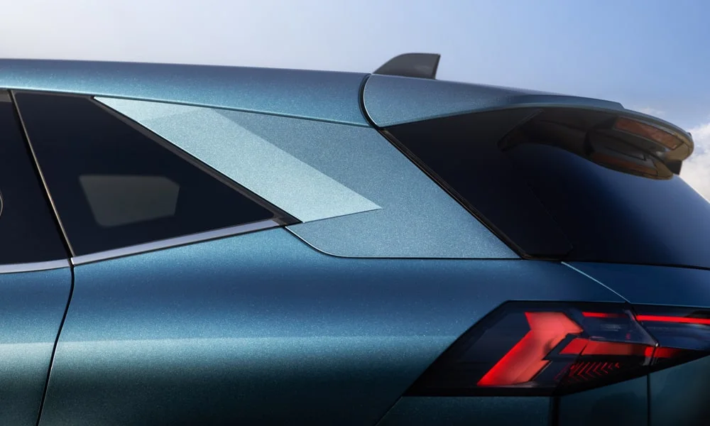 Фото Renault Symbioz (2024) — вид сзади, фото 8. Графика фонарей, бампер и оформление пятой двери Renault Symbioz (2024) — вид сзади, фото 8