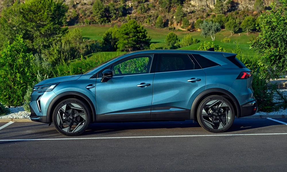 Фото Renault Symbioz (2024) — вид сбоку, фото 2. Профиль кузова: колёсная база, свесы и линия остекления. Хромированные или чёрные молдинги окон отличают комплектации Renault Symbioz (2024) — вид сбоку, фото 2