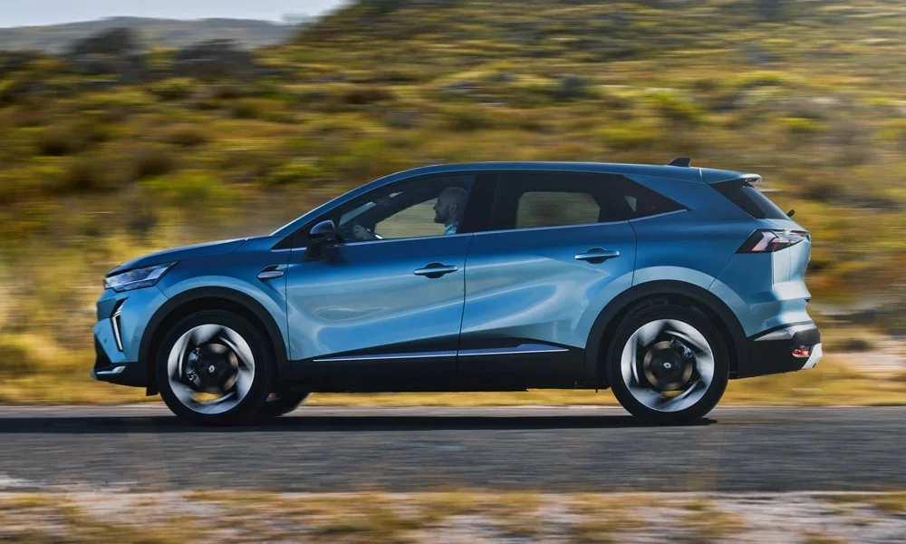 Фото Renault Symbioz (2024) — вид сбоку, фото 3. Синий кузов в профиль — пропорции, высота посадки и дизайн дисков. Длинная база — простор второго ряда; короткие свесы упрощают парковку Renault Symbioz (2024) — вид сбоку, фото 3