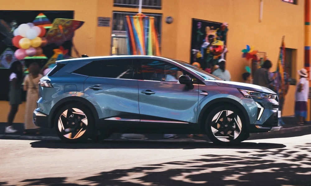 Фото Renault Symbioz (2024) — вид сбоку, фото 4. Профиль кузова: колёсная база, свесы и линия остекления. Хромированные или чёрные молдинги окон отличают комплектации Renault Symbioz (2024) — вид сбоку, фото 4