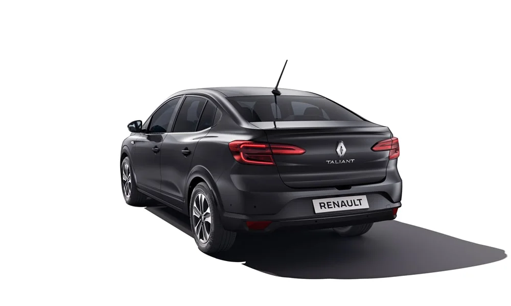 Фото Renault Taliant (2024) — вид сзади, фото 7. Линия крыши, стойки и задняя дверь в чёрном исполнении. Светодиодная полоса или раздельные секции — задняя оптика стала главным украшением кормы Renault Taliant (2024) — вид сзади, фото 7
