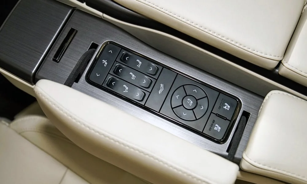 Фото Rox Motor Rox Motor 01 (2024) — интерьер, фото 4. Общий план салона: архитектура панели, консоль и кресла Rox Motor Rox Motor 01 (2024) — интерьер, фото 4