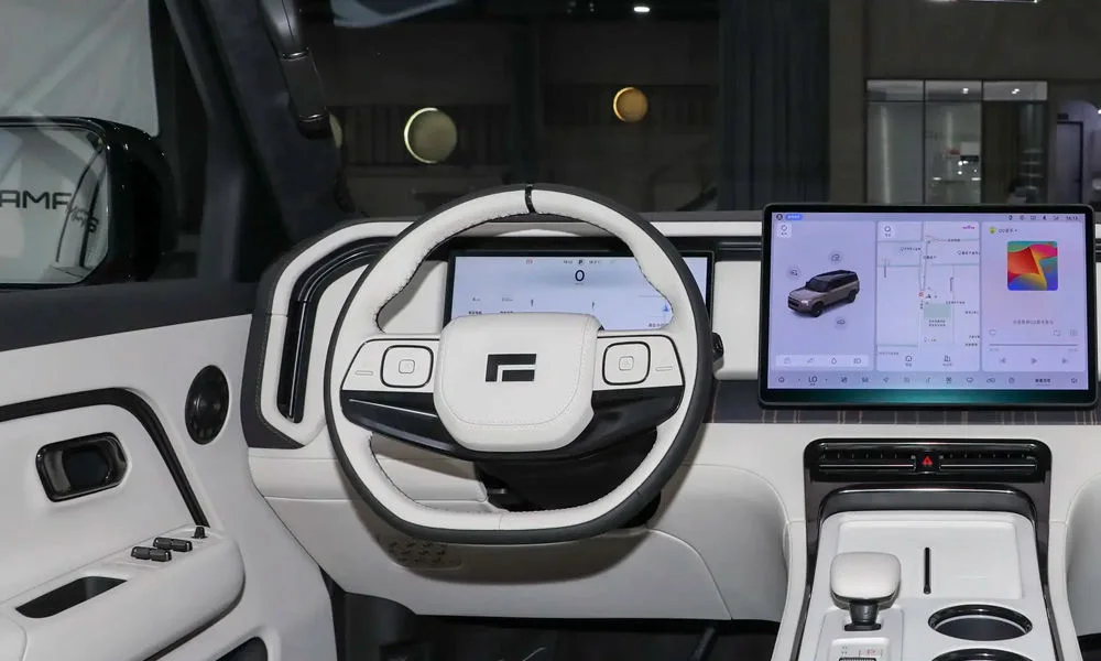 Фото Rox Motor Rox Motor Adamas (2026) — передняя панель. Архитектура передней панели: ярусы, вставки и консоль в светло-серой гамме. Минимум физических кнопок — ставка на экранное управление Rox Motor Rox Motor Adamas (2026) — передняя панель