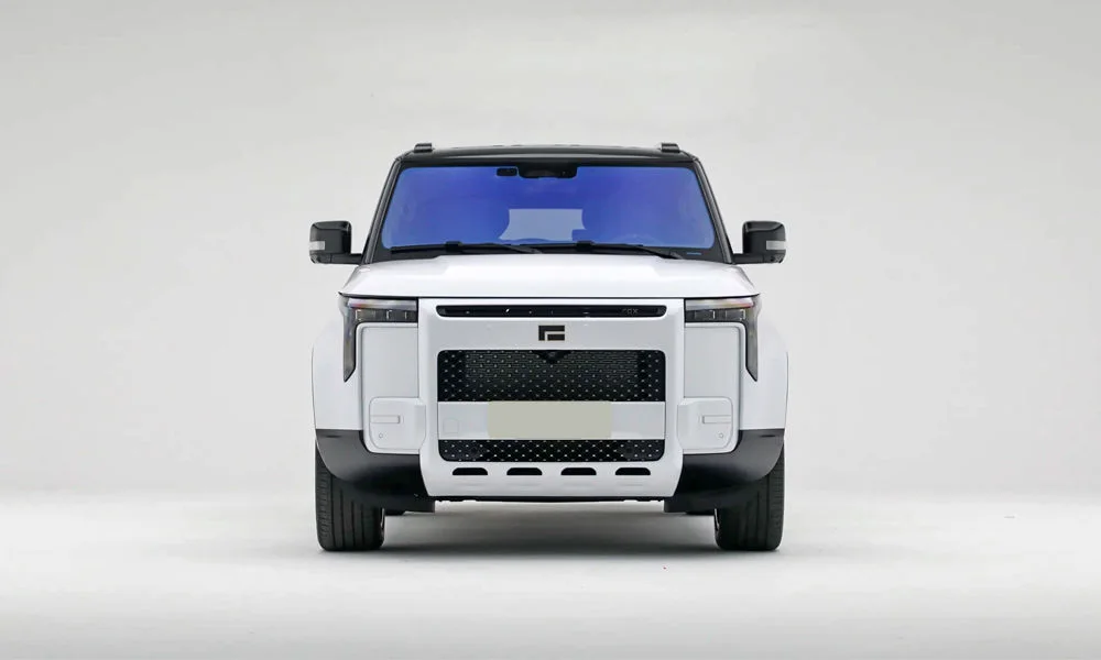 Фото Rox Motor Rox Motor Adamas (2026) — вид спереди, фото 4. Анфас: пропорции капота, посадка кузова и графика ходовых огней. Дневные ходовые огни включаются автоматически с запуском Rox Motor Rox Motor Adamas (2026) — вид спереди, фото 4