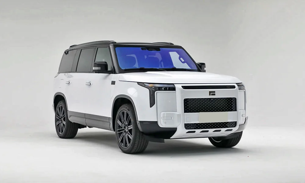 Фото Rox Motor Rox Motor Adamas (2026) — вид спереди, фото 5. Анфас: пропорции капота, посадка кузова и графика ходовых огней. Рисунок ходовых огней — подпись модели, по нему её узнают в потоке Rox Motor Rox Motor Adamas (2026) — вид спереди, фото 5
