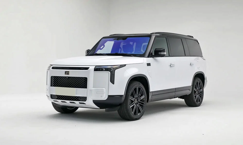 Фото Rox Motor Rox Motor Adamas (2026) — вид спереди, фото 6. Анфас: пропорции капота, посадка кузова и графика ходовых огней. Рисунок ходовых огней — подпись модели, по нему её узнают в потоке Rox Motor Rox Motor Adamas (2026) — вид спереди, фото 6