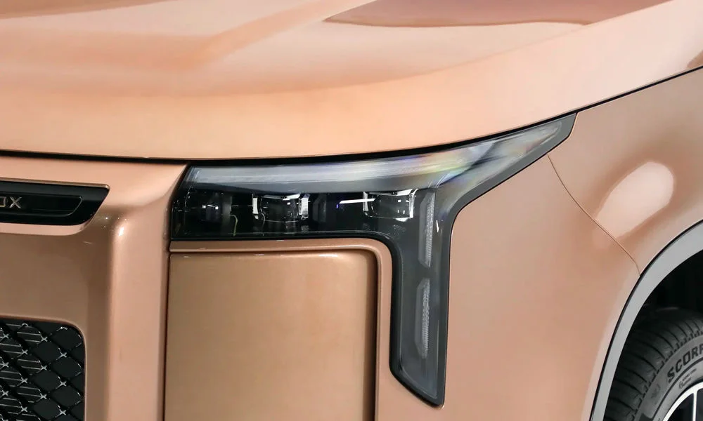 Фото Rox Motor Rox Motor Adamas (2026) — передняя оптика. Начинка фары: модули ближнего и дальнего света, ходовые огни Rox Motor Rox Motor Adamas (2026) — передняя оптика