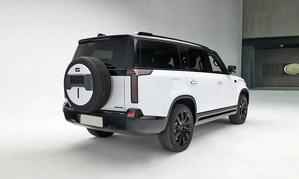 Фото Rox Motor Rox Motor Adamas (2026) — вид сзади, фото 5. Графика фонарей, бампер и оформление пятой двери Rox Motor Rox Motor Adamas (2026) — вид сзади, фото 5