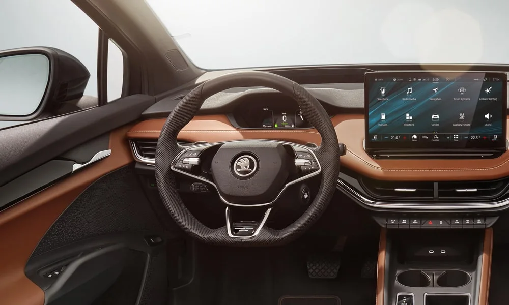Фото Skoda Enyaq (2024) — передняя панель. Передняя панель в коричневой отделке: расположение экранов и дефлекторов Skoda Enyaq (2024) — передняя панель