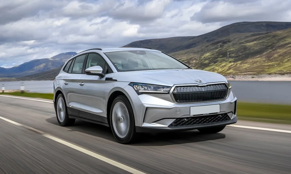 Фото Skoda Enyaq (2024) — вид спереди, фото 4. Анфас: пропорции капота, посадка кузова и графика ходовых огней. Рисунок ходовых огней — подпись модели, по нему её узнают в потоке Skoda Enyaq (2024) — вид спереди, фото 4
