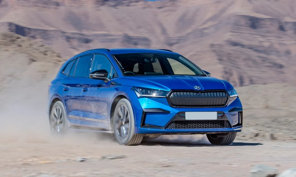 Фото Skoda Enyaq (2024) — вид спереди, фото 5. Оптика, решётка и бампер — первое впечатление о модели. Дневные ходовые огни включаются автоматически с запуском Skoda Enyaq (2024) — вид спереди, фото 5