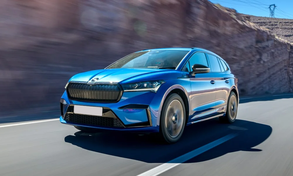 Фото Skoda Enyaq (2024) — вид спереди, фото 6. Передок в синем исполнении — крупная светотехника и выразительный бампер Skoda Enyaq (2024) — вид спереди, фото 6