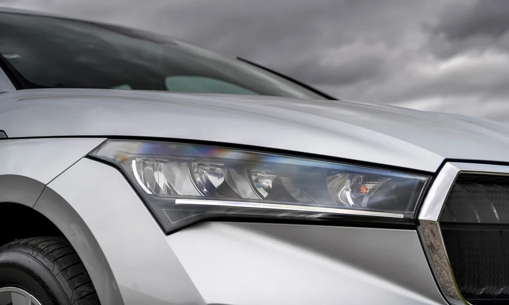 Фото Skoda Enyaq (2024) — передняя оптика. Фара вблизи — самый детализированный элемент экстерьера Skoda Enyaq (2024) — передняя оптика
