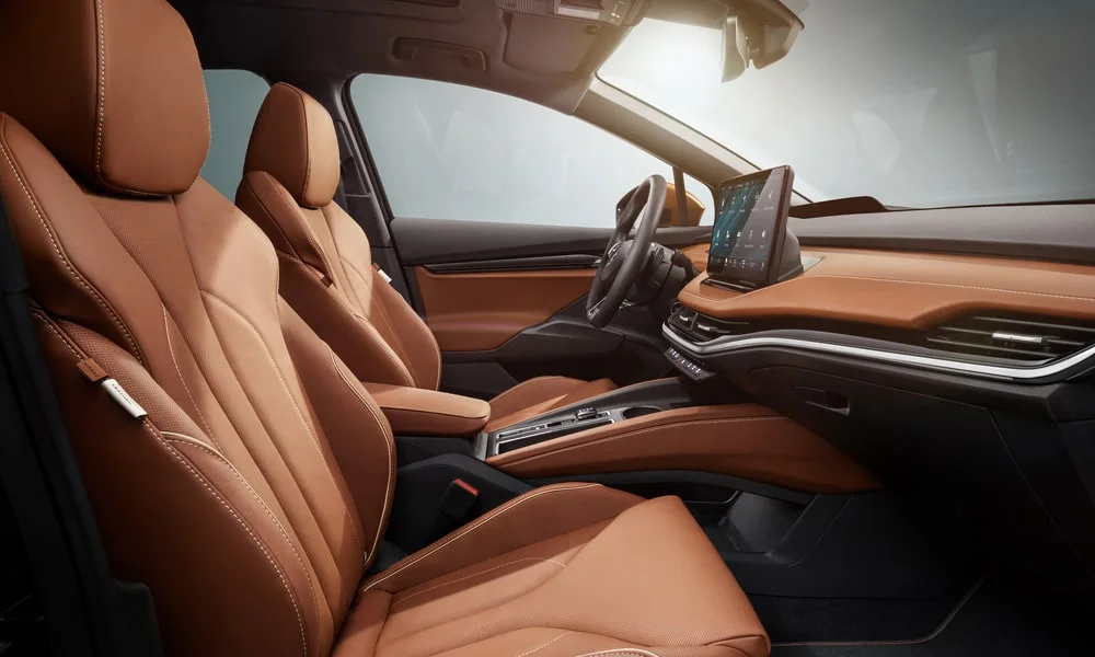 Фото Skoda Enyaq (2024) — интерьер. Общий план салона: архитектура панели, консоль и кресла Skoda Enyaq (2024) — интерьер