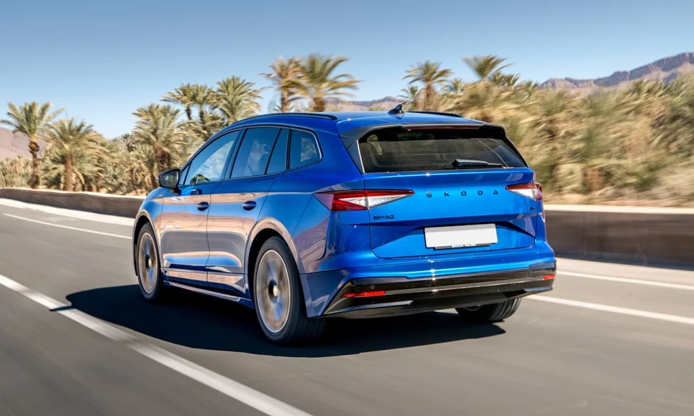 Фото Skoda Enyaq (2024) — вид сзади, фото 5. Линия крыши, стойки и задняя дверь в синем исполнении Skoda Enyaq (2024) — вид сзади, фото 5
