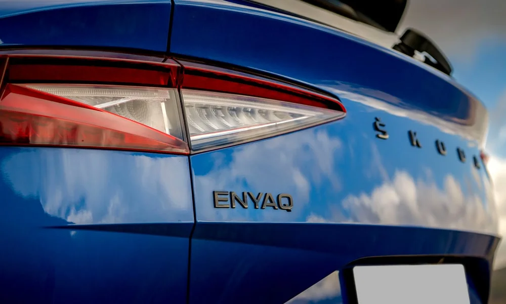Фото Skoda Enyaq (2024) — вид сзади, фото 6. Линия крыши, стойки и задняя дверь в синем исполнении Skoda Enyaq (2024) — вид сзади, фото 6