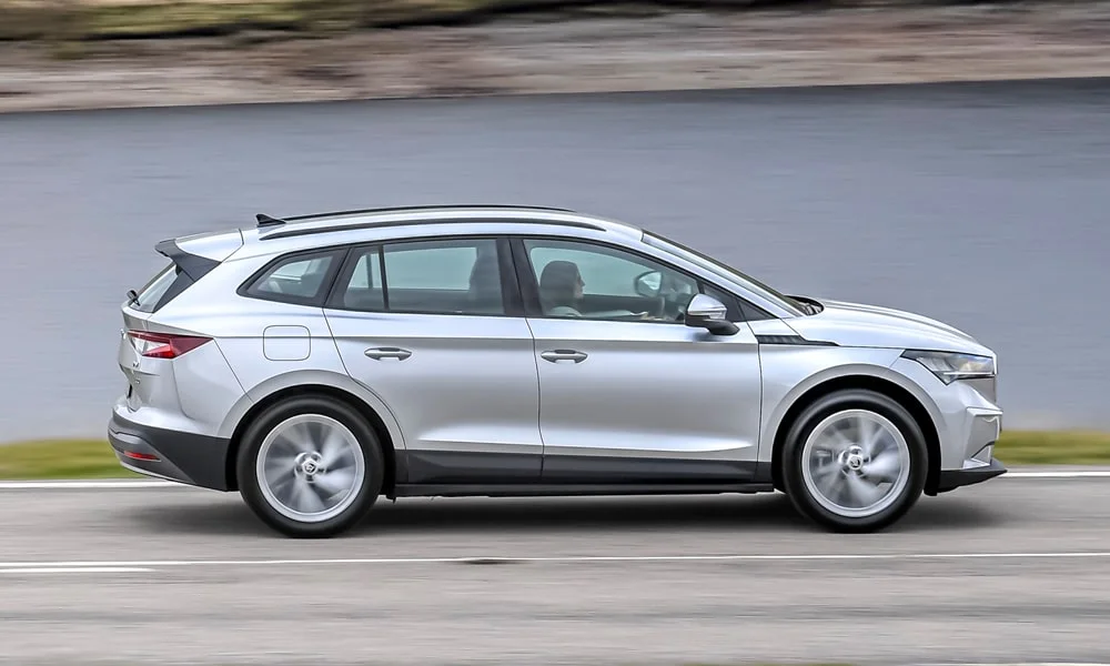 Фото Skoda Enyaq (2024) — вид сбоку, фото 2. Серебристый кузов в профиль — пропорции, высота посадки и дизайн дисков Skoda Enyaq (2024) — вид сбоку, фото 2