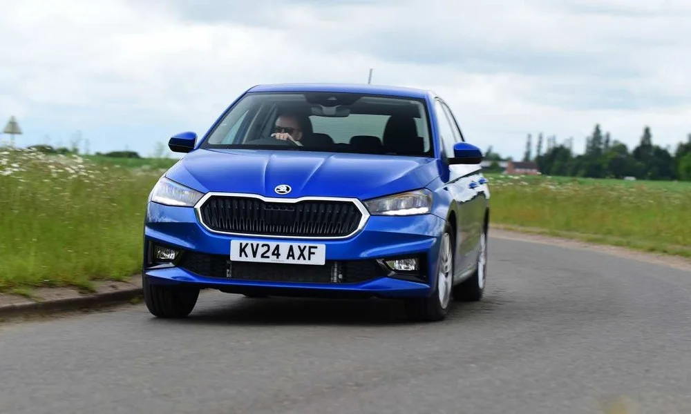 Фото Skoda Fabia Scout — вид спереди. Оптика, решётка и бампер — первое впечатление о модели. Рисунок ходовых огней — подпись модели, по нему её узнают в потоке Skoda Fabia Scout — вид спереди