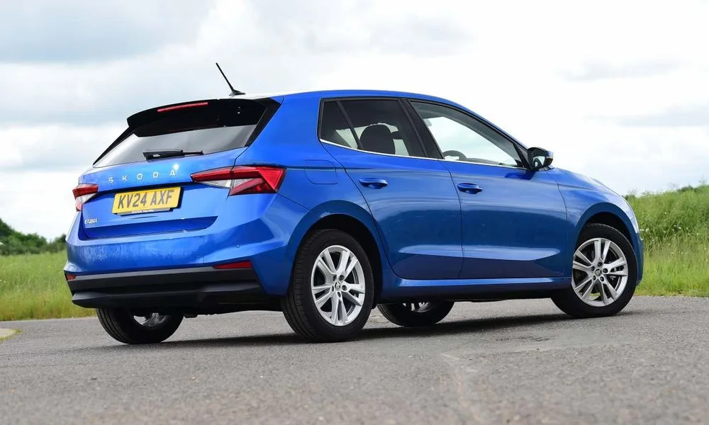 Фото Skoda Fabia Scout — вид сзади, фото 2. Графика фонарей, бампер и оформление пятой двери. Светодиодная полоса или раздельные секции — задняя оптика стала главным украшением кормы Skoda Fabia Scout — вид сзади, фото 2