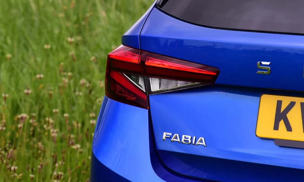Фото Skoda Fabia Scout — вид сзади, фото 4. Синий кузов сзади — фонари и бампер определяют ночной образ модели. Насадки выхлопа или их имитация внизу бампера различают версии Skoda Fabia Scout — вид сзади, фото 4