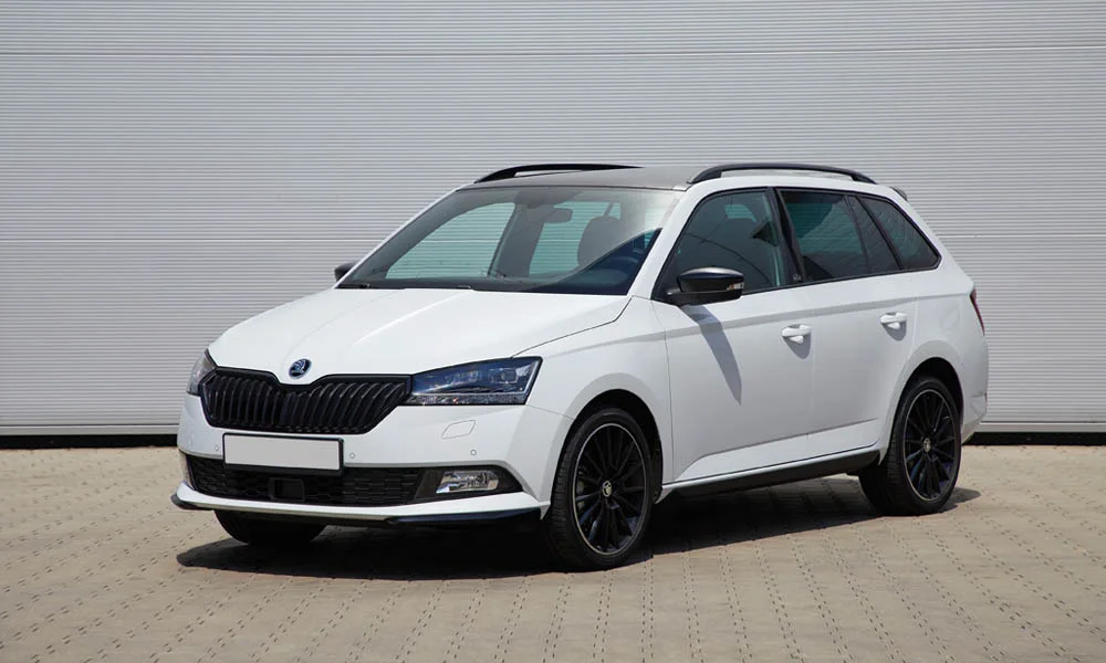 Фото Skoda Fabia — вид спереди, фото 12. Анфас: пропорции капота, посадка кузова и графика ходовых огней. Рисунок ходовых огней — подпись модели, по нему её узнают в потоке Skoda Fabia — вид спереди, фото 12