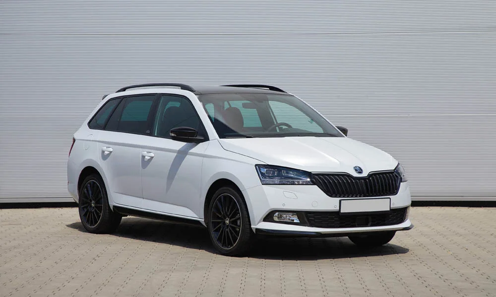 Фото Skoda Fabia — вид спереди, фото 13. Кузов в белом цвете: рисунок оптики и решётки задаёт узнаваемое «лицо» модели. Дневные ходовые огни включаются автоматически с запуском Skoda Fabia — вид спереди, фото 13