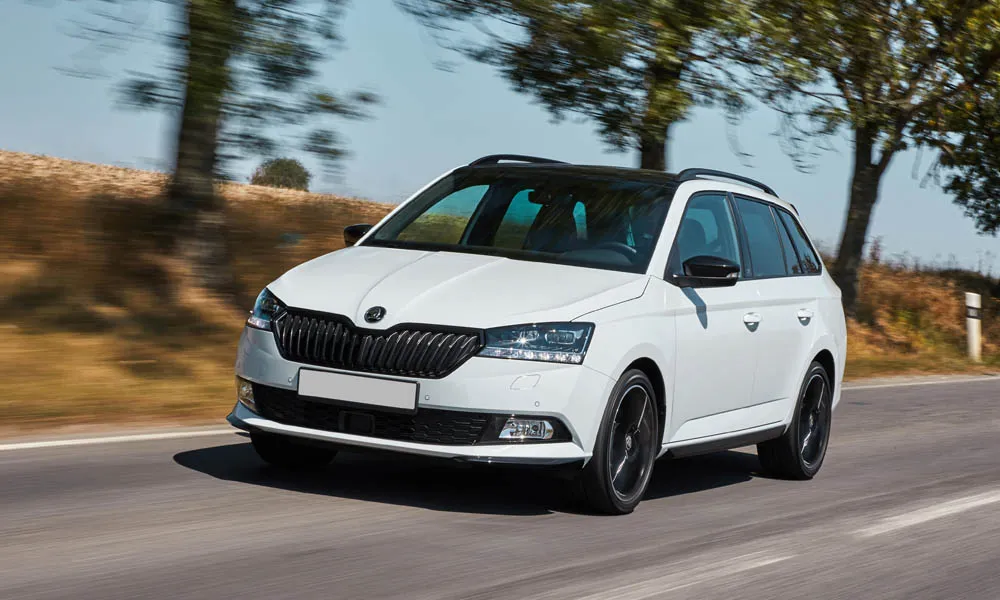 Фото Skoda Fabia — вид спереди, фото 14. Анфас: пропорции капота, посадка кузова и графика ходовых огней. Дневные ходовые огни включаются автоматически с запуском Skoda Fabia — вид спереди, фото 14