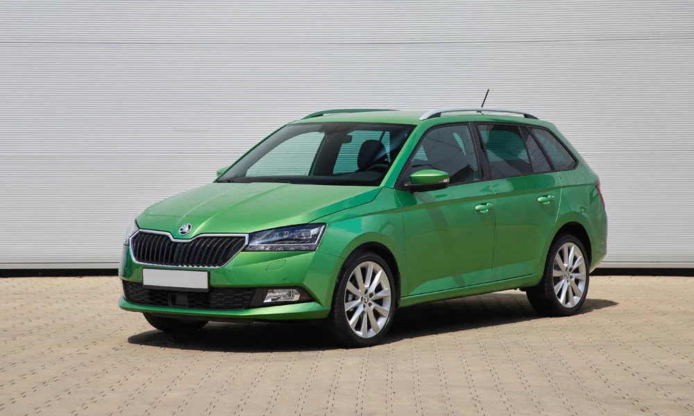 Фото Skoda Fabia — вид спереди, фото 15. Передок в зелёном исполнении — крупная светотехника и выразительный бампер. Рисунок ходовых огней — подпись модели, по нему её узнают в потоке Skoda Fabia — вид спереди, фото 15