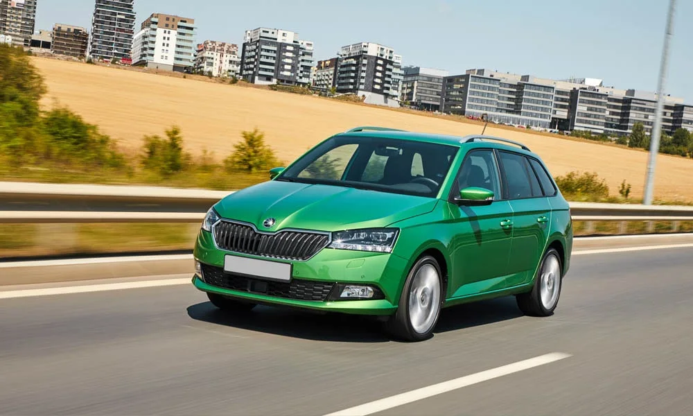 Фото Skoda Fabia — вид спереди, фото 18. Анфас: пропорции капота, посадка кузова и графика ходовых огней. Рисунок ходовых огней — подпись модели, по нему её узнают в потоке Skoda Fabia — вид спереди, фото 18