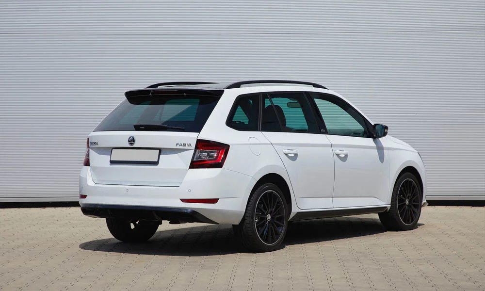 Фото Skoda Fabia — вид сзади, фото 12. Линия крыши, стойки и задняя дверь в белом исполнении. Насадки выхлопа или их имитация внизу бампера различают версии Skoda Fabia — вид сзади, фото 12