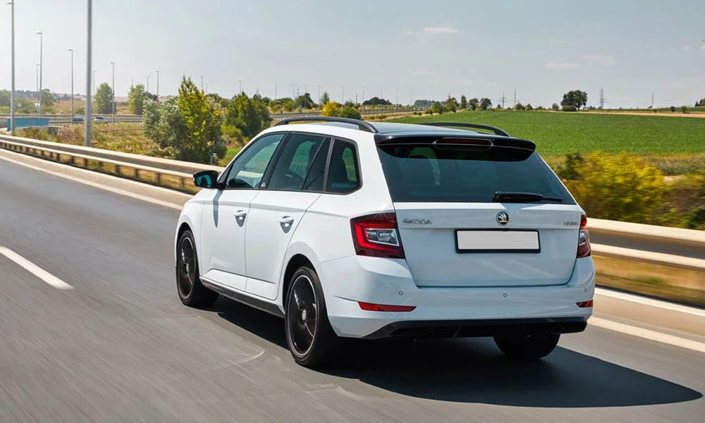 Фото Skoda Fabia — вид сзади, фото 13. Графика фонарей, бампер и оформление пятой двери. Насадки выхлопа или их имитация внизу бампера различают версии Skoda Fabia — вид сзади, фото 13